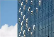 . Die Hamburger Elbphilharmonie -

Der westliche Bauteil des Bauwerkes nimmt Luxuswohnungen auf, erkennbar an den in die Fassade eingelassenen Balkone.

27.09.2016 (J)