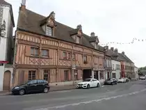 Houdan, H�user in der Rue Paris (11.07.2016)