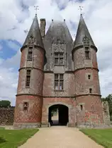 Carrouges, Eingangsschl��chen, erbaut im 16. Jahrhundert, heute B�ro des Nationalpark Normandie-Maine (11.07.2016)