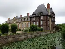 Schloss von Grandchamp-le-Chateau, erbaut im Stil Ludwigs XIV im Haupttrakt und dem Fachwerkbau der Gegend, der Eckpavillon ist einer der h�chsten St�nderwerkbauten der Normandie (12.07.2016)