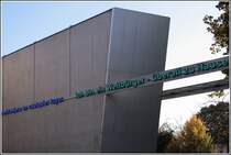 Das Felix-Nussbaum-Haus in Osnabr�ck wurde von dem Architekten Daniel Libeskind entworfen. Der �ber dem Eingang in mehreren Sprachen angebrachte Spruch lautet: Ich bin ein Weltb�rger - �berall zu Hause und fremd �berall.