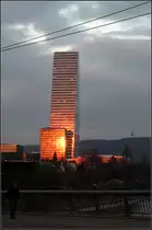 . Die Roche Hochh�user reflektieren den Sonnenuntergang -

Das alte Hochhaus von Roche wirkt winzig im Gegensatz zum Neubau. Blick von der Wettersteinbr�cke in Basel auf die beiden Geb�ude. Rechts oben auf dem Berg ist der Fernsehturm St. Chrischona zu erkennen.

14.03.2016 (M)
