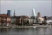 . Markiert den Verlauf des Rheins -

... in Basel, der Roche-Tower (das helle Hochhaus rechts). 

Der 175 Meter hohe Turm des Pharmakonzerns Roche der Basler Architekten Herzog & de Meuron wurde 2015 fertiggestellt. Die Breitseite des Hochhaus liegt parallel zum Rheinufer und so kann man von der Dreirosenbr�cken im Norden der Stadt die Biegung des Rheines in Basel nachvollziehen.

14.03.2016 (M)