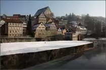 . Winter in Schw�bisch Hall -

Blick �ber den Kocher zum �stlichen, gr��eren Teil der Altstadt mit dem die anderen Geb�ude �berragendem Zeughaus.

22.01.2017 (M)