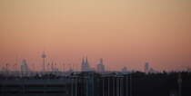 Die Skyline von Kln beim Sonnenuntergang, in der Mitte, kaum zu verfehlen der Dom, links daneben der Colonius. Fotografiert vom Kln/Bonner Flughafen.

Flughafen Kln/Bonn, 21. Januar 2017