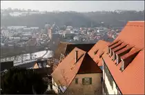 . Stadt im Tal -

Die Schw�bisch Haller Innenstadt liegt im rechten engen Tal des Kochers. Sp�tere Stadterweiterungen, vor allem seit dem zweiten Weltkrieg nutzten die Ebenen auf beiden Seiten oberhalb des Kochertales. Blick von der Terrasse bei Alten Zeughaus hin�ber auf den westlichen Teil der Altstadt, mit dem markanten Neubau der Kunsthalle W�rth.

22.01.2017 (M)