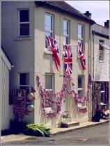 2002 feierte Queen Elizabeth II. ihr goldenes Thronjubilum. Einige Englnder schmckten aus dem Anlass ihr Haus wie hier in einem kleinen Ort in Cornwall.
Scan vom Farbnegativ.