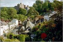 Dunster. berragt wird dieses Dorf in Somerset vom Dunster Castle, dessen Anfnge bis ins 11. Jahrhundert zurckreichen. Heute gehrt es zum National Trust. Im Vordergrund ist das Dach des achteckigen Yarn Market zu sehen, dessen Bau wohl im Jahr 1609 erfolgte.
Scan eines Fotos vom Sommer 2002.