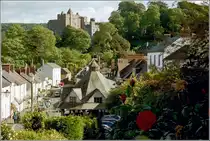 Dunster. �berragt wird dieses Dorf in Somerset vom Dunster Castle, dessen Anf�nge bis ins 11. Jahrhundert zur�ckreichen. Heute geh�rt es zum National Trust. Im Vordergrund ist das Dach des achteckigen Yarn Market zu sehen, dessen Bau wohl im Jahr 1609 erfolgte.
Scan eines Fotos vom Sommer 2002.