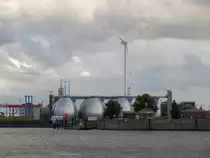 6246 Hamburg am 5.8.2016: die jeweils 8.000 m� fassenden Fault�rme der  Kl�ranlage K�hlbrandh�ft /