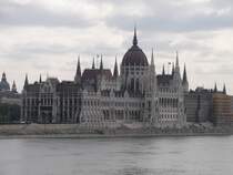 Das Parlament von Budapest. Fotografiert von Pest nach Buda. Davor flie�t die Donau. Aufgenommen am 21.10.2007