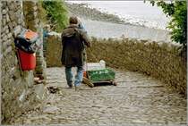 Clovelly. Mhsamer Alltag: fr den Warentransport werden hlzerne Schlitten verwendet. 
Scan eines Fotos vom Sommer 2002.