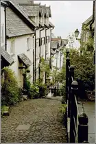 Clovelly. Die steile Stra�e des kleinen Fischerortes f�hrt hinunter zum Hafen, f�r Kraftfahrzeuge ist sie nicht geeignet.
Scan eines Fotos vom Sommer 2002.