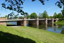 Riegel, das Klappwehr zum Leopoldskanal dient der Wasserstandsregulierung, erbaut  Mitte des 19.Jahrhunderts, Mai 2016