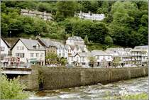 Lynmouth. In diesem Ort in Nord-Devon ereignete sich in der Nacht vom 15. auf den 16. August 1952 eine Hochwasserkatastrophe, die zwei Drittel des Ortes zerstrte.
Scan eines Fotos vom Sommer 2002.