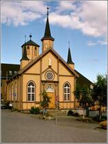 Troms. Die katholische Var Frue kirke ist in Holzbauweise errichtet.
Scan eines Fotos vom August 2003.
