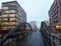 Hamburg am 15.12.2016: Kibbelstegbr�cke mit Blick durch den Kleinen Grasbrook zum Strandkai /