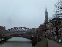 Hamburg bei Nebelwetter am 15.12.2016: Kornhausbr�cke �ber den Zollkanal /
