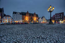 Der Glckstdter Marktplatz vor Einbruch der Dunkelheit mit all seiner Schnheit!
-Kandelaber
-Hotels
-Restaurants
-Lichter 


Aufnahmezeit: 2017:01:31 17:22:04