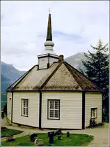 Geiranger. Die achteckige Holzkirche wurde 1842 errichtet. Der Vorg�ngerbau brannte 1841 ab.
Scan eines Fotos vom August 2003.