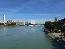 Basel, Blick von der Johanniterbr�cke flu�abw�rts zur Dreirosenbr�cke und dem Novartis-Campus links, Juli 2016