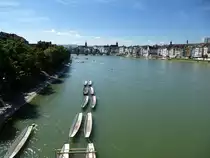 Basel, Blick von der Johanniterbr�cke rheinaufw�rts, mit dem M�nster im Hintergrund, links die Rheinuferpromenade in Kleinbasel, Juli 2016