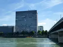 Basel, Dreirosenbr�cke mit dem Novartis-Hochhaus auf der Kleinbaseler Seite, Juli 2016