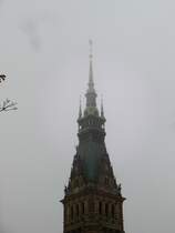 Hamburg im Nebel am 12.11.2016: Rathausturm  /