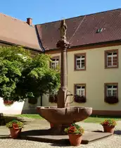 St.M�rgen, der Brunnen im Innenhof des ehemaligen Augustiner-Chorherrenstifts, Juli 2015