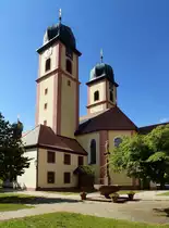 St.M�rgen, Blick vom Innenhof des ehemaligen Klosters auf den Ostchor und die Doppelt�rme der Pfarr-und Klosterkirche Mari� Himmelfahrt, Juli 2016
