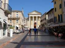 Bardolino, Kirche San Nicolo am Matteotti Platz, erbaut von 1830 bis 1847 durch 
Architekt B. Giuliari (07.10.2016)