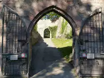 Neuweier, die Doppeltoranlage der Yburg von au�en gesehen, Sept.2015