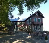 Neuweier, im Innenhof der Yburg steht die 1892 erbaute Gastst�tte  Schweizerhaus , steht unter Denkmalschutz, Sept.2015