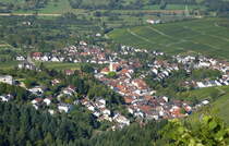 Steinbach, ein Stadtteil von Baden-Baden, Blick vom 515m hohen Yberg auf den Winzerort der Reblandgemeinde, Sept.2015