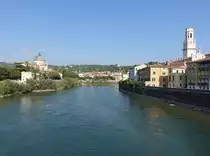 Verona, Ausblick auf dem Fluss Adige mit Dom und Kirche San Giorgio Maggiore (07.10.2016)