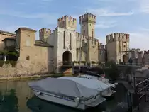 Sirmione, Burg Rocca Scaligera, Vielt�rmige Wehranlage mit noch vollst�ndiger Ummauerung und befestigtem Hafenbecken, erbaut im 13. Jahrhundert unter Mastino I della Scala (08.10.2016)