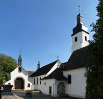 Neunkirch, die drei Kirchen im els��ischen Wallfahrtsort von der Westseite gesehen, rechts die Muttergottes-Kirche, dahinter die St.Anna-Kirche und links die Nothelferkapelle, Sept.2016