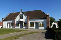 Neunkirch, zum Kirchenbereich geh�rendes Pilgerheim, rechts dahinter die Nothelferkapelle, Sept.2016