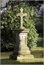 Bremerhaven. Dieses Ehrenmal auf dem Wulsdorfer Friedhof erinnert an die Opfer der Thomas-Katastrophe vom 11. Dezember 1875.
Der unter dem Alias-Namen William King Thomas auftretende T�ter plante den ersten Versicherungsbetrug zur See, bei dem das Schiff  Mosel  auf dem Atlantik durch eine Bombenexplosion sinken sollte und er f�r seine wertlose Fracht eine hohe Versicherungssumme kassieren wollte. Durch die vorzeitige, m�chtige Explosion in Bremerhaven kamen 83 Menschen ums Leben. Die 43 aus Bremerhaven stammenden Opfer sind auf dem Wulsdorfer Friedhof begraben.
21.02.2017