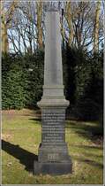 Bremerhaven. Dieser Gedenkobelisk auf dem Wulsdorfer Friedhof ist ein Zeugnis deutscher Kolonialgeschichte. Er erinnert an die deutschen Soldaten, die bei der Niederschlagung des Boxeraufstandes in China ihr Leben verloren haben. Am 27. Juni 1900 hatte Kaiser Wilhelm II. von Bremerhaven aus Teile des ostasiatischen Expeditionskorps auf den Weg nach China geschickt, am 9. August 1901 kehrte es zurck.
21.02.2017