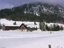 Rohrmoos im Schnee - die Wolken h�ngen tief herab auf die Berge, aber die Sonne blinzelt durch (Oberallg�u - Ostern 2004)