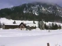 Rohrmoos im Schnee - die Wolken h�ngen tief herab auf die Berge, aber die Sonne blinzelt durch (Oberallg�u - Ostern 2004)