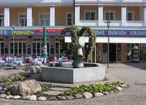 Traditionell geschm�ckter Osterbrunnen zwischen dem Hotel Mohren und der Kath. Pfarrkirche (Oberstdorf, Oberallg�u - Ostern 2004)
