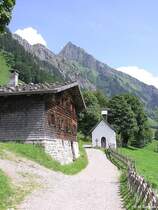 �ber der Marienkapelle in Gerstruben erhebt sich der Gipfel des H�fats (Oberstdorf, Oberallg�u - Sommer 2004)
