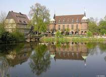 Haus Wittringen in Gladbeck mit Museum links und im Hauptgebude im Stil der niederrheinischen Renaissance - unten mit Gaststtte und darber der sogenannte Gildensaal (NRW / April 2005)