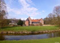 Wasserschloss Herten und Schlosskapelle befinden sich in einem Landschaftsgarten unweit der Hertener Innenstadt (Kreis RE, NRW, Mrz 2014) 