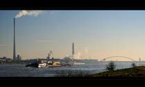 Rheinauen Duisburg-Homberg mit Blick auf die Industrie in Hochfeld. Rechts im Hintergrund ist die  Brcke der Solidaritt  zwischen Hochfeld und Rheinhausen zu sehen.