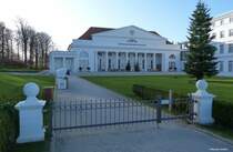 Orangerie neben der sog.  Burg Hohenzollern , eines der klazistischen Gebude von Heiligendamm (Stadt Bad Doberan, Landkreis Rostock, Mecklenburg-Vorpommern, November 2011)