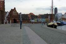 Blick vom Alten Hafen auf das Wassertor (= letzter erhaltene Stadttor) und in Richtung Altstadt mit Turm der Marienkirche rechts, Hansestadt Wismar (Dezember 2011)