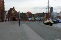 Blick vom Alten Hafen auf das Wassertor (= letzter erhaltene Stadttor) und in Richtung Altstadt mit Turm der Marienkirche rechts, Hansestadt Wismar (Dezember 2011)